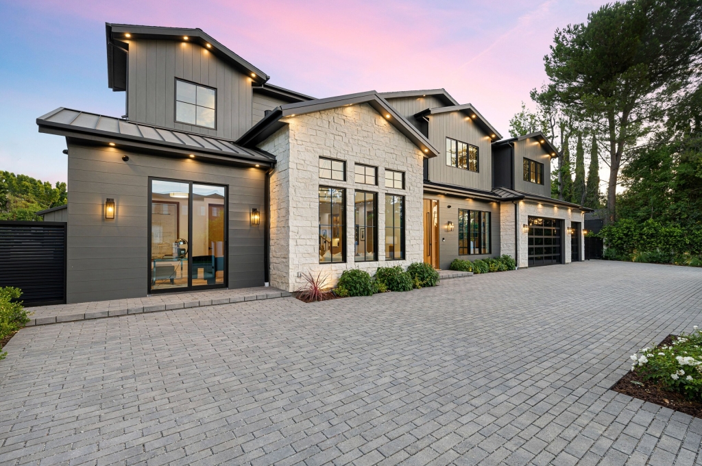 30 MLS Photos (0-2,500 sq ft)